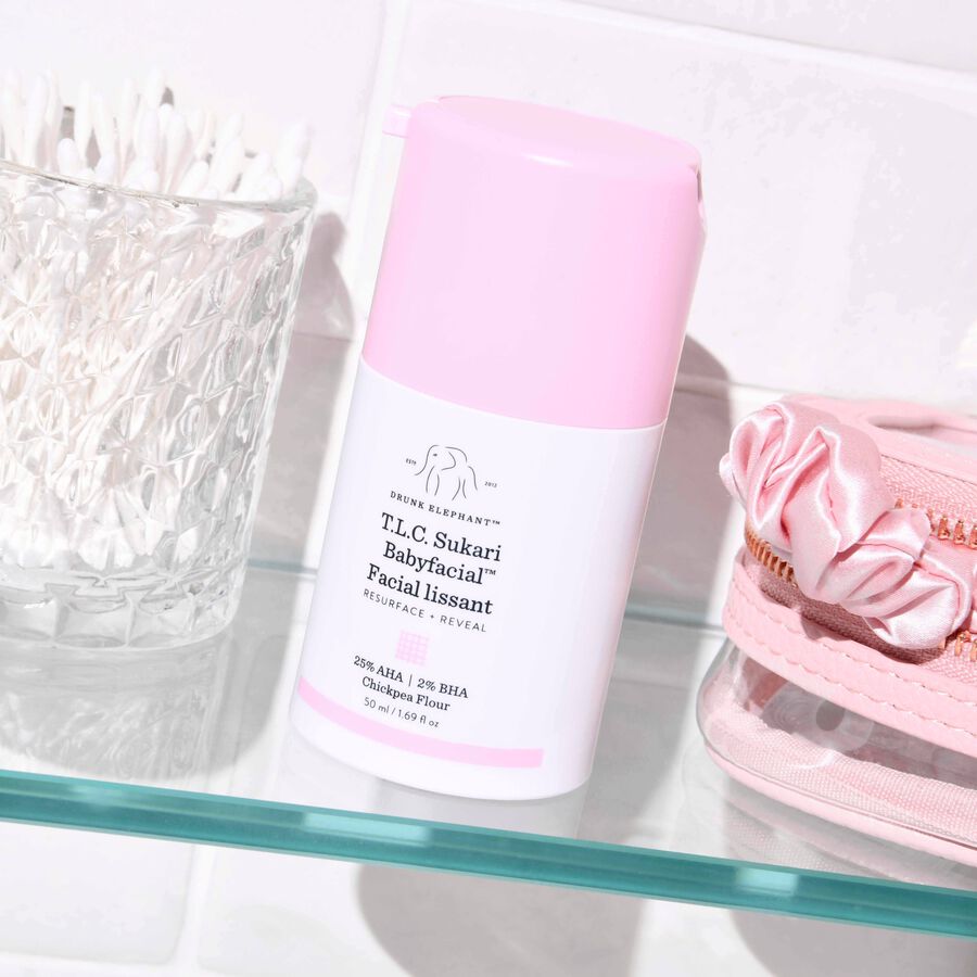 MOST WANTED | Notre Chief Merchandising Officer révèle pourquoi le Drunk Elephant TLC Sukari Babyfacial vaut la peine d'être vanté.